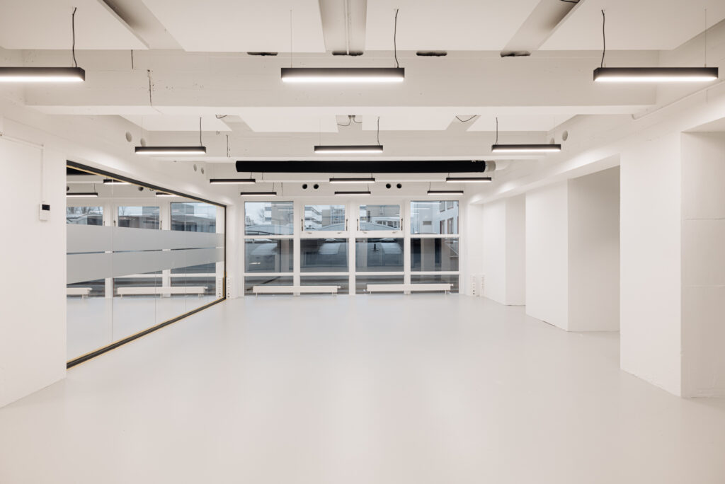 Licht en modern interieur van een lege kantoorruimte aan de Generaal Vetterstraat met zicht op grote ramen en plafondverlichting.